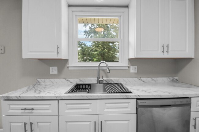 Building Photo - 931 Poppy Dr