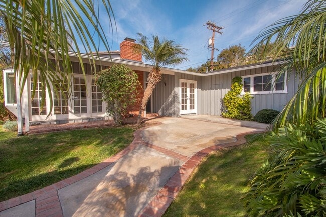 Building Photo - Charming 3 Bed/2 Bath Home in Bird Rock/ La Jolla- 1 Block from the Ocean!