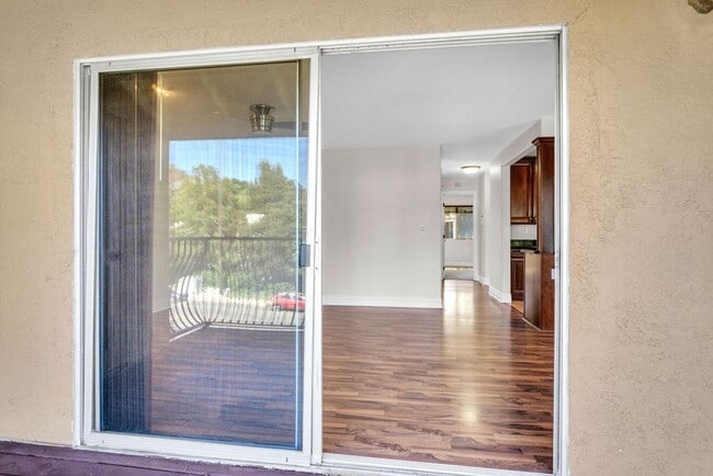 Building Photo - Great Two Bedroom Corner Unit in Villa Tos...