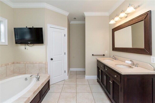 Building Photo - 1054 Linlen Ave