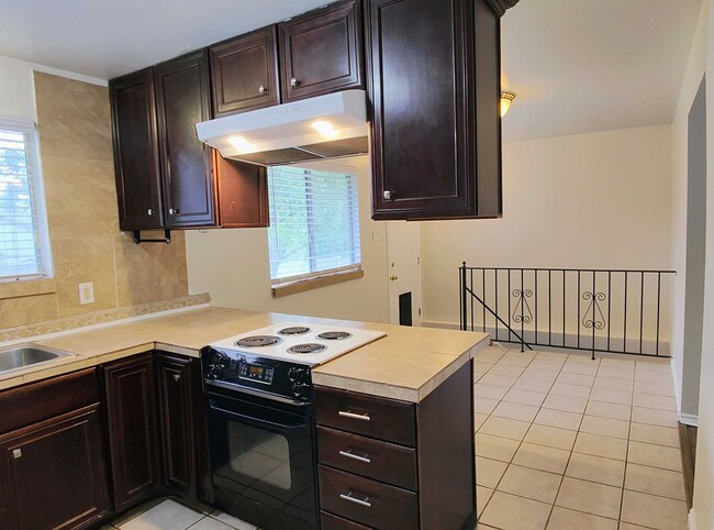 Building Photo - Great 5 Bed 3 Bath Rambler Home in Sandy