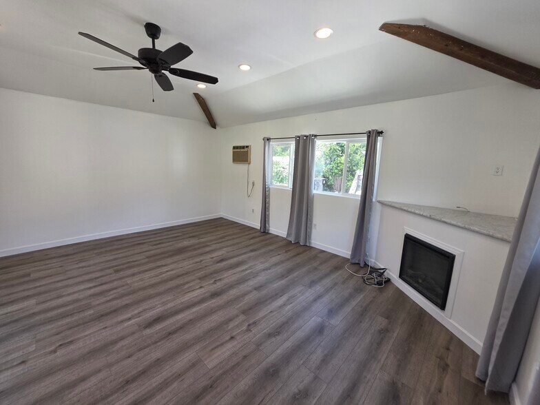 Building Photo - 9805 La Tuna Canyon Rd