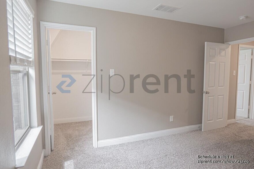 Building Photo - 410 Club House Dr
