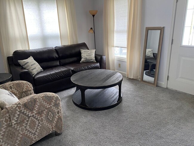 Building Photo - Furnished 3 Bedroom 2 bath TownHome