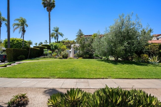Building Photo - Kensington Exceptional Location 4Bed 3.5 Bath Private Gated Spanish Estate like property