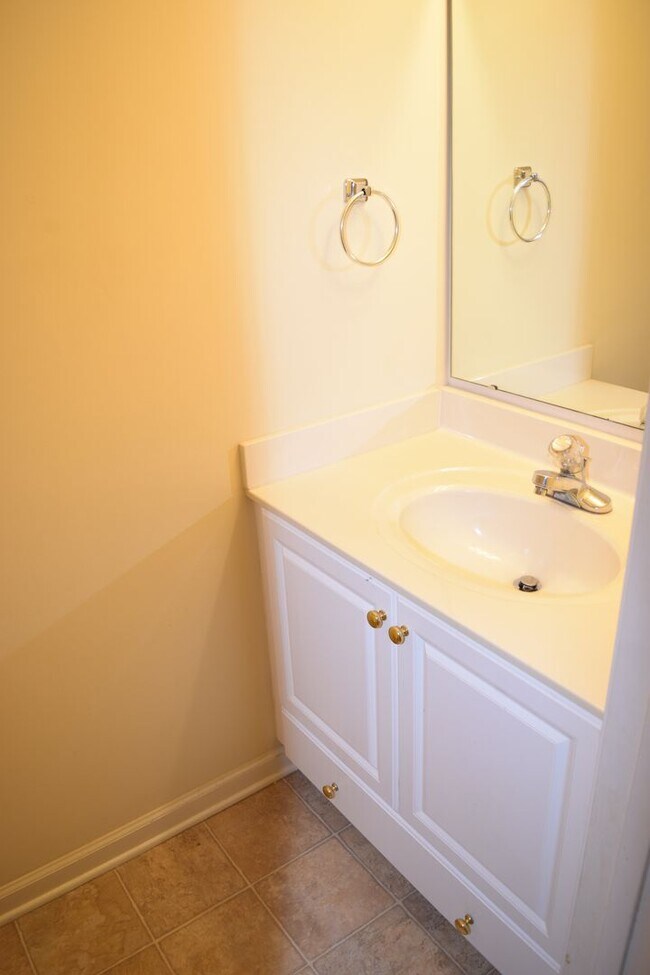 Building Photo - $1,150 | 2BR/1.5BA End Unit Townhouse – Sp...