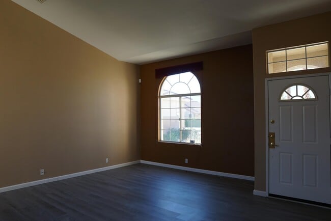 Building Photo - 27742 Valencia St