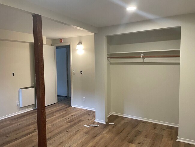Building Photo - Upper East/Mission Area 3 Bedroom Home - Available Mid-August