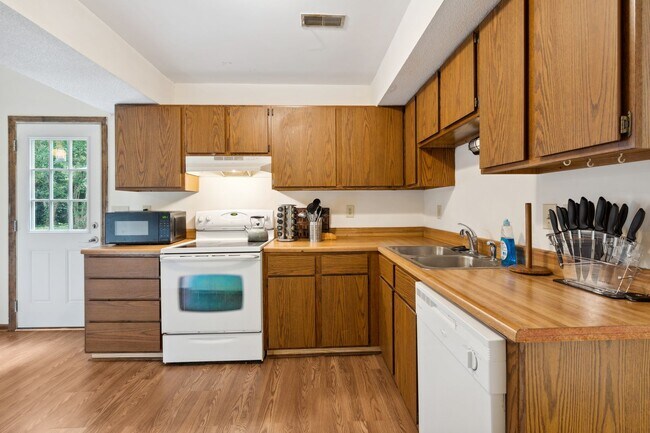 Building Photo - 3 bedroom home close to Duke Avaialble Ear...
