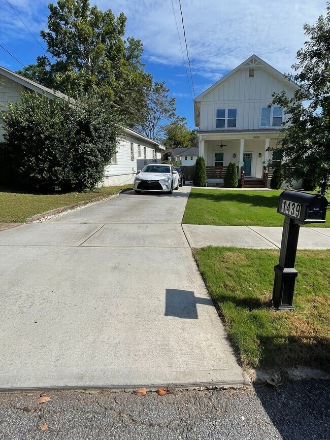 Building Photo - Convenient Living in West End
