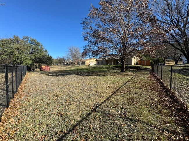 Building Photo - 2212 Phyllis Dr