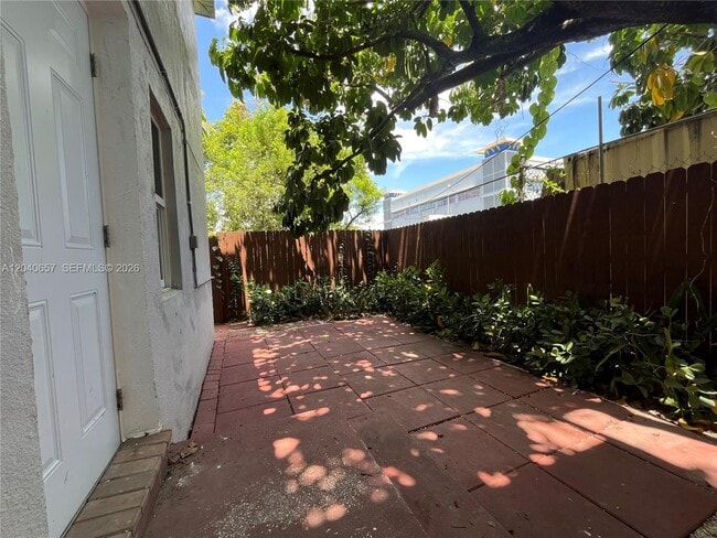 Building Photo - 820 SW 31st Ave