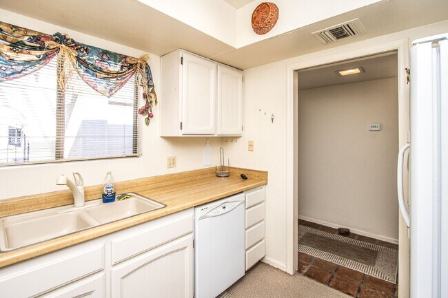 Building Photo - 7631 E Sandalwood Dr
