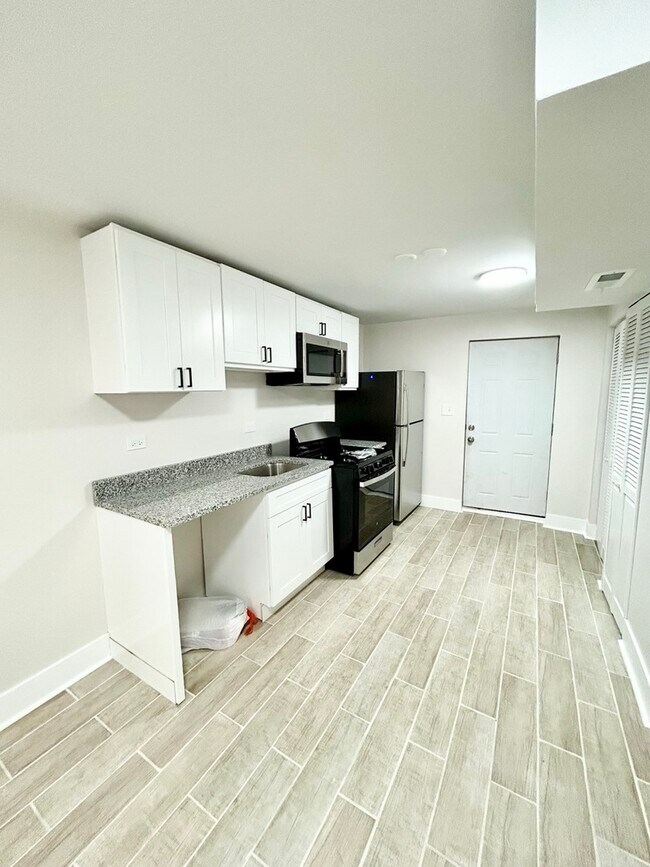 Building Photo - 1146 N Lawndale Ave