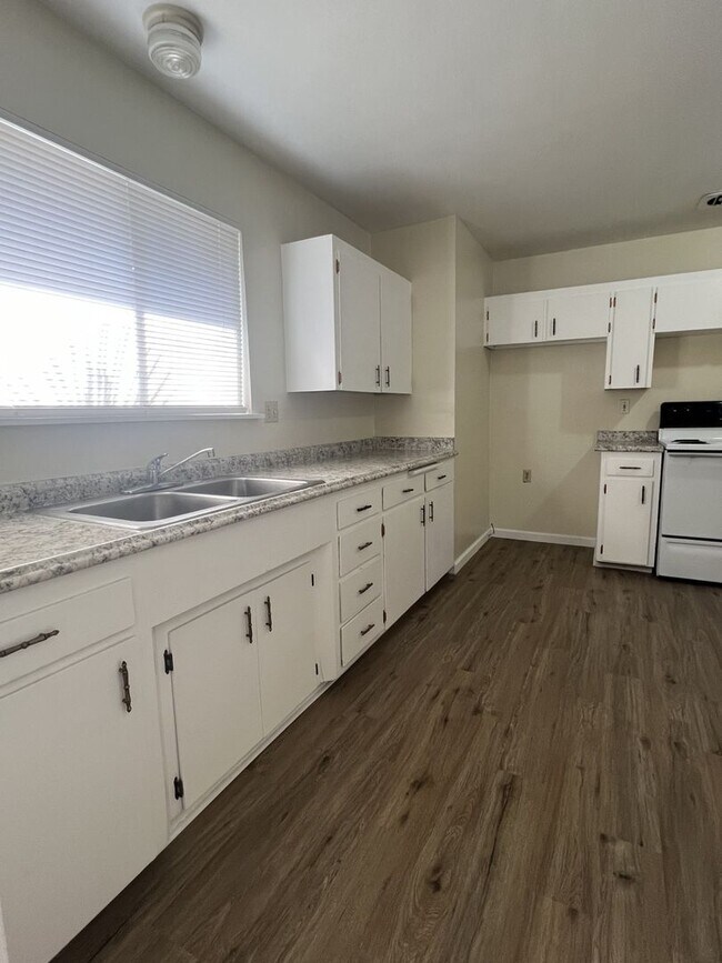 Building Photo - Suzette 3