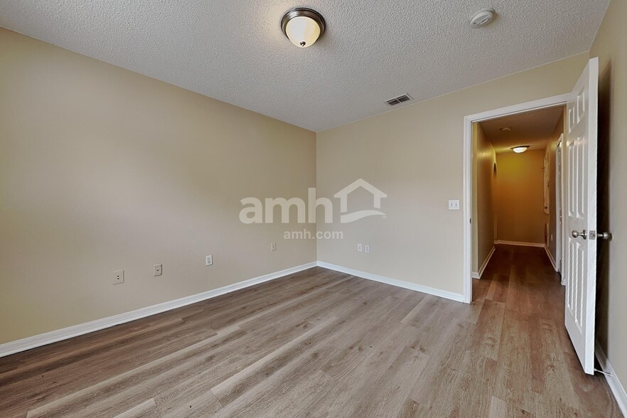 Building Photo - 30500 Birdhouse Dr