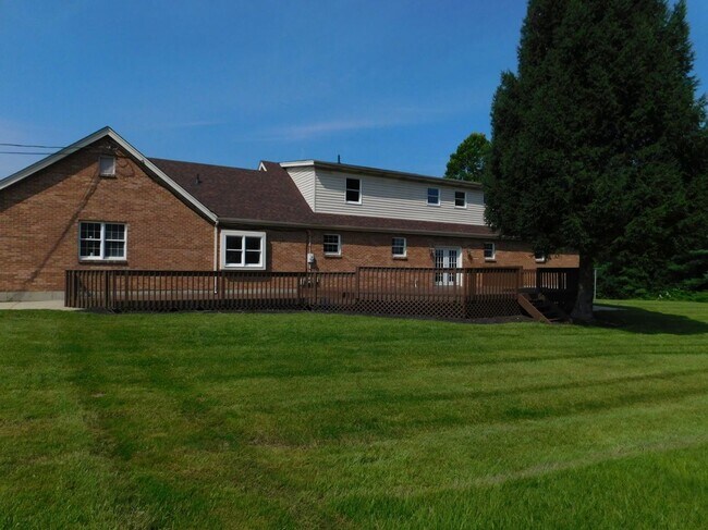 Building Photo - 5 acres and a Large 6 bedroom house. Extra garages and sheds.