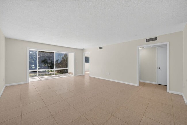 Building Photo - 700 Melrose Ave