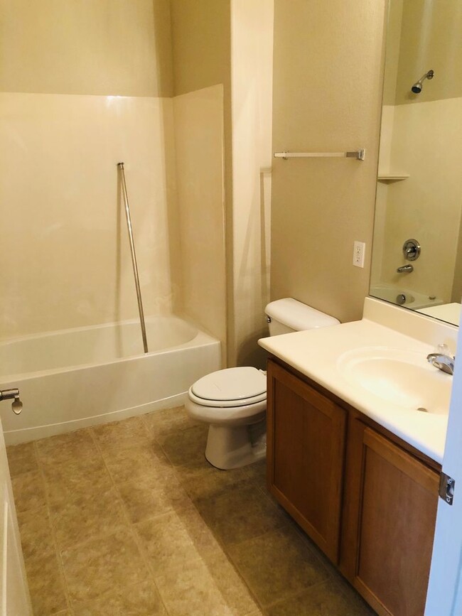 Building Photo - *VERY NICE UPSTAIRS 2 BED / 2 BATH CONDO I...