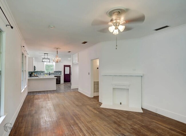 Building Photo - 859 Linden St