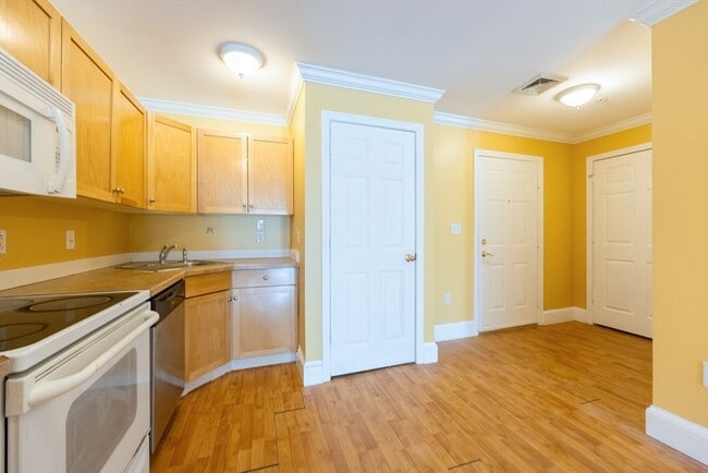 Building Photo - 426 Mt Hope St