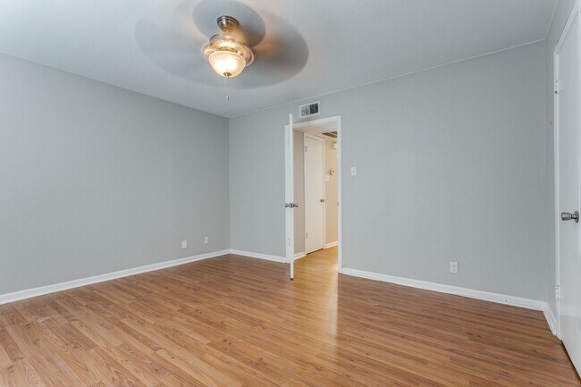 Building Photo - BEAUTIFUL ALAMO HEIGHTS CONDOMINIUM AT THE GEORGIAN