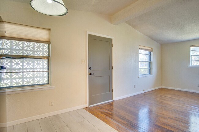 Building Photo - Pensacola 3BR Home with Bonus Den, Hardwood Floors & Fenced Backyard-Coming Available 8/17.