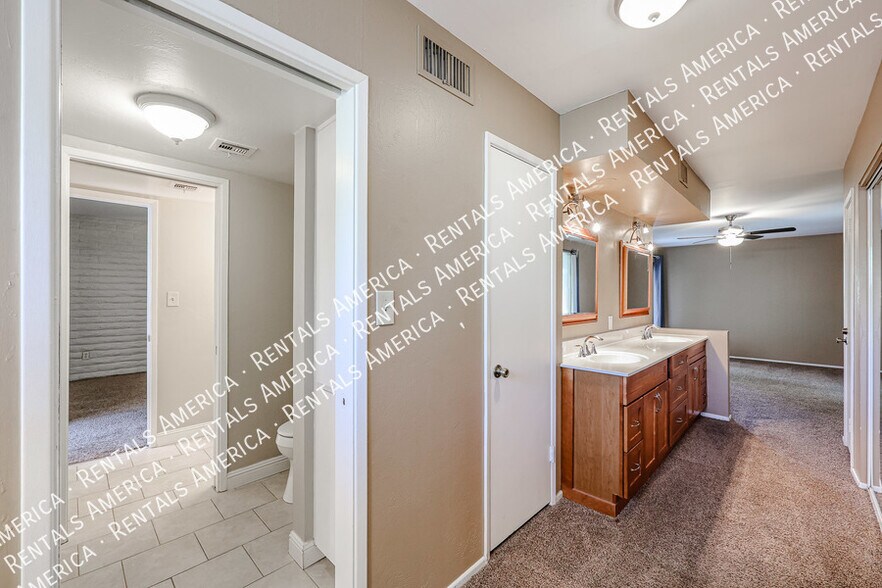Building Photo - 4820 N Woodmere Fairway