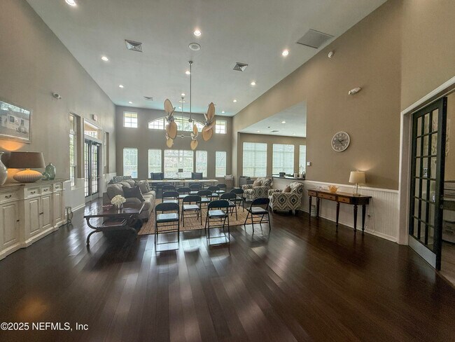 Building Photo - 13700 Richmond Park Dr N