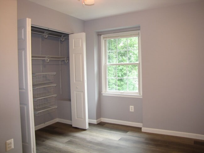 Building Photo - Beautifully updated brick end-unit townhou...