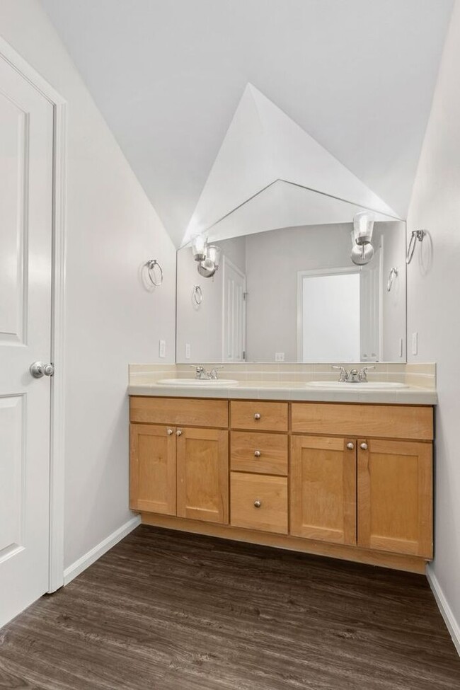 Building Photo - Charming AIR CONDITIONED Alki Townhome