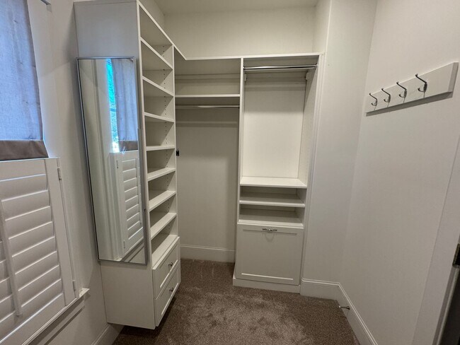 Building Photo - Available to Show