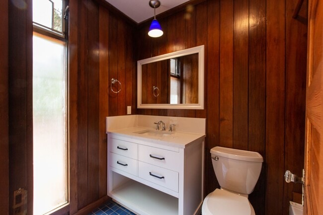 Building Photo - Mid Century Beauty in the Heart of the Banana Belt