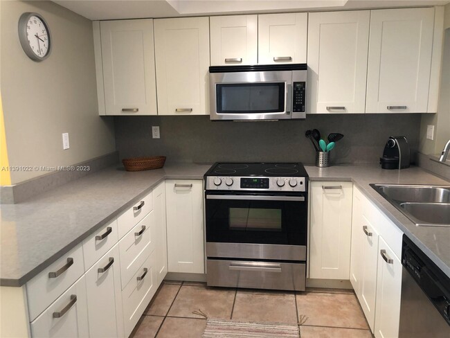 Building Photo - 1831 Sabal Palm Dr