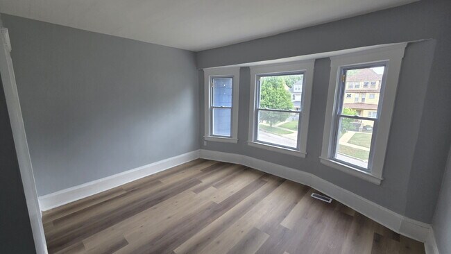 Building Photo - Exquisite 4 bed 3 bath with Air Conditioning