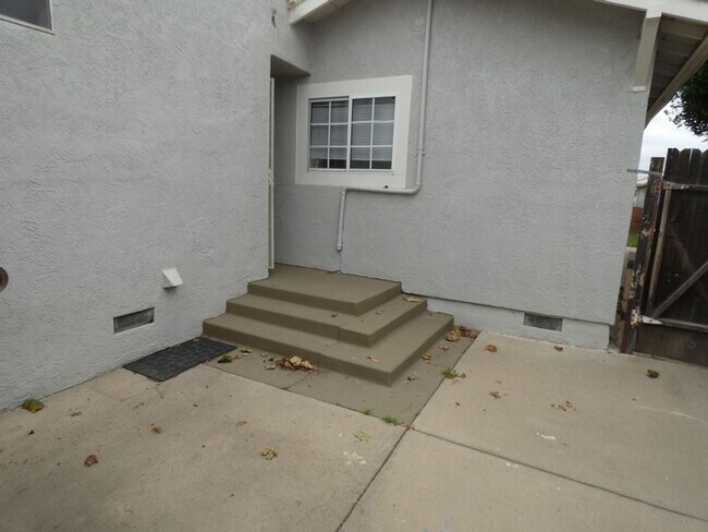 Building Photo - Charming Older Home Near Downtown Santa Maria