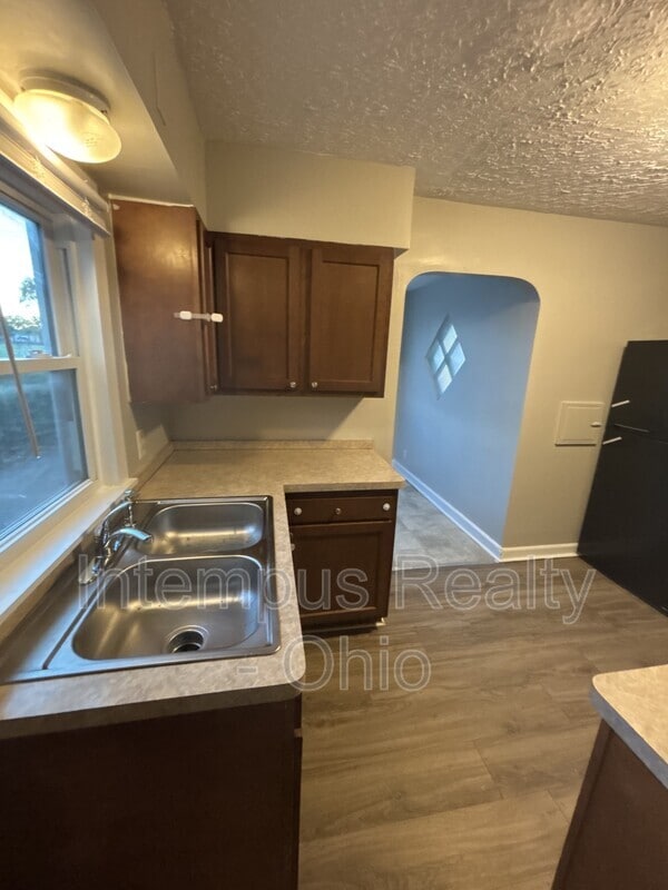 Building Photo - 692 S Wheatland Ave