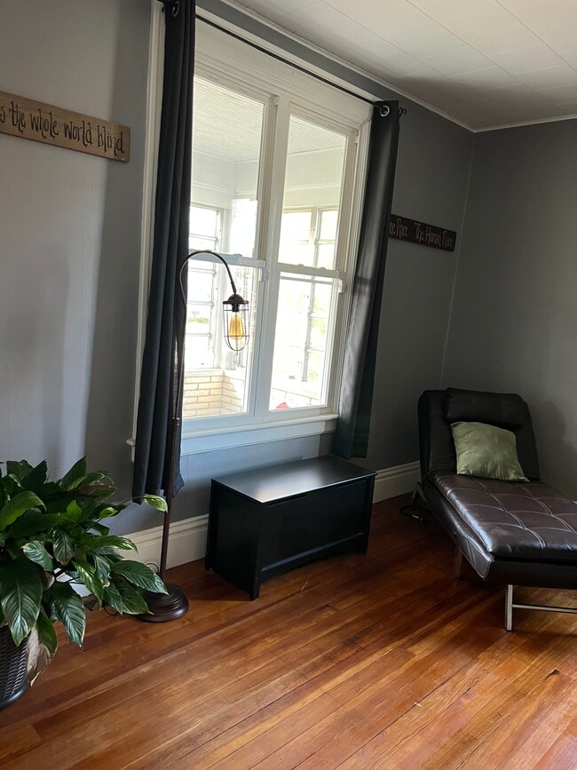 Building Photo - 3020 Parnell Ave