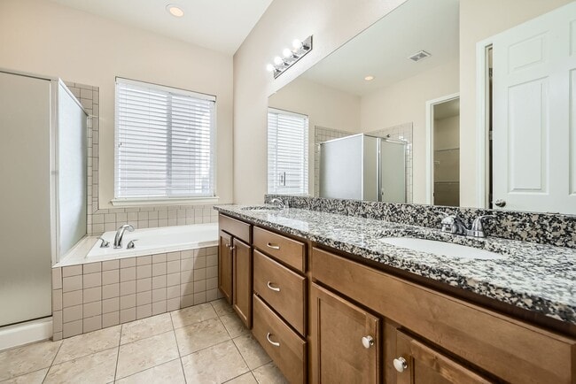 Building Photo - 4 Bed/4Bath Ranch-style home in the sought-after Meadow Mountain Villas community of southwest Lo...