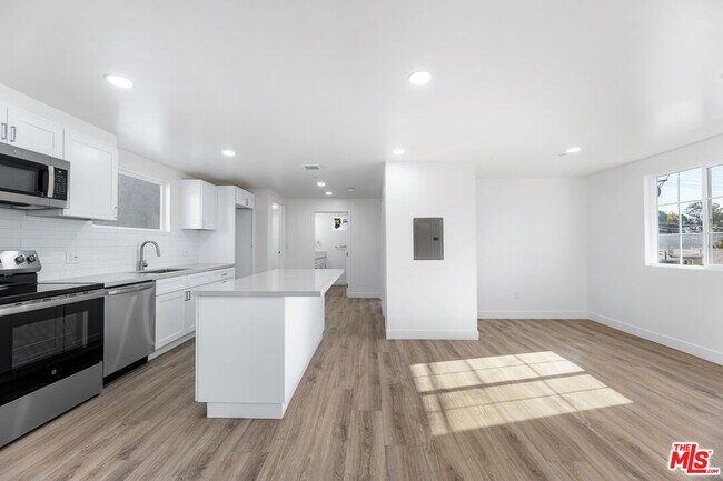 Building Photo - 498 E 52nd St