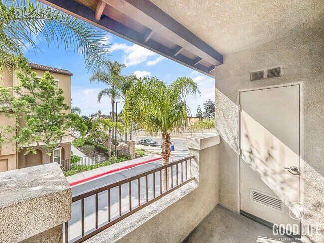 Building Photo - Spacious 2B/3BA + Den Townhouse in El Cerr...