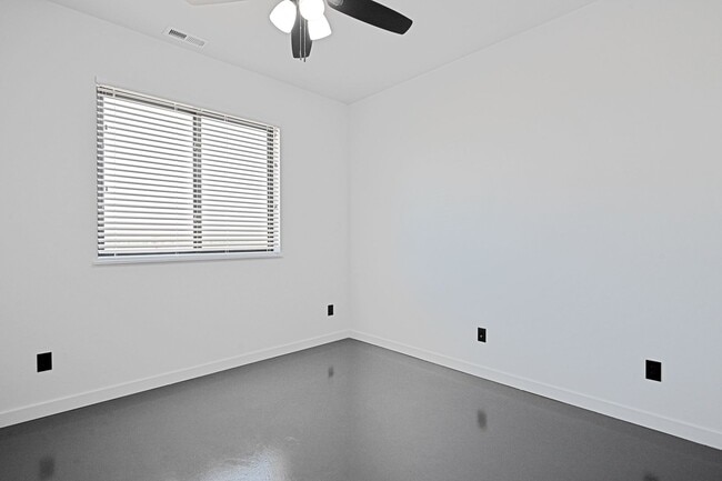 Building Photo - 1495 Oxbow Dr