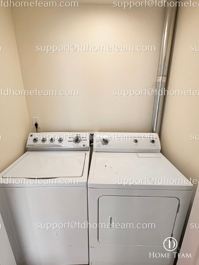 Building Photo - "Spacious 4-Bedroom Duplex with 2 Full Bat...