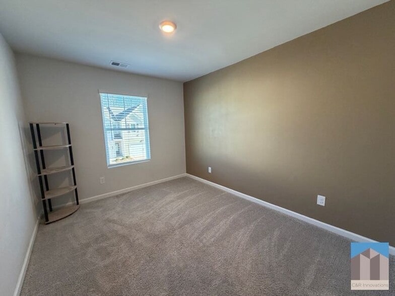 Building Photo - 7565 Knoll Hollow Rd