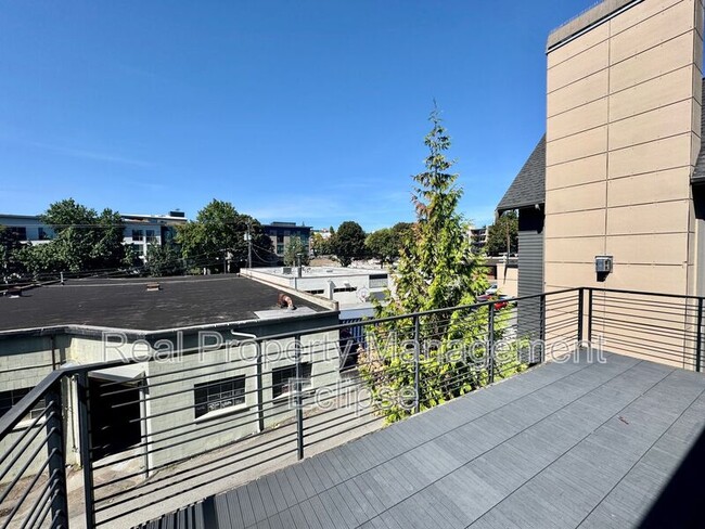 Building Photo - 3819 Interlake Ave N
