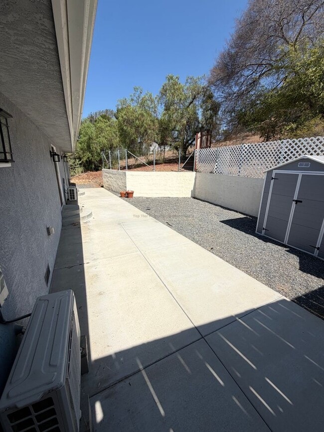 Building Photo - 1564 York Dr