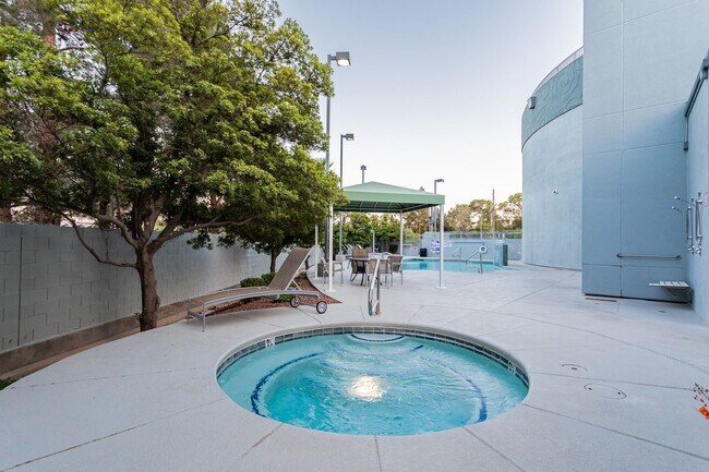 Building Photo - Fully Furnished High Rise with Wynn Golf Course Views!