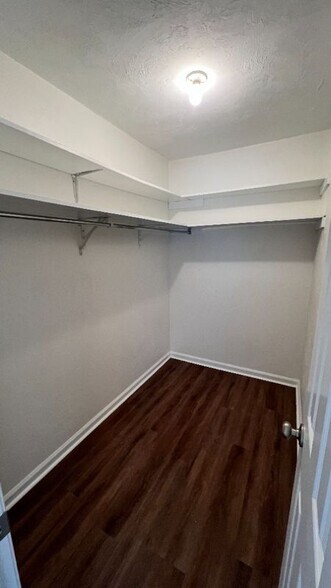 Building Photo - 818 Jamestown Ct