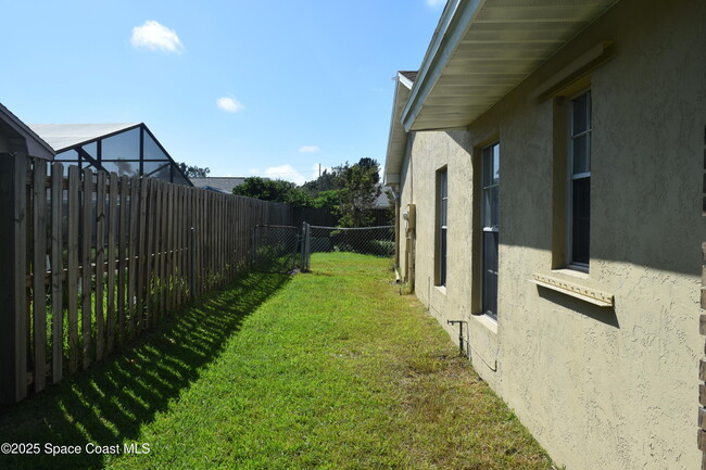 Building Photo - 1941 Talloak Rd