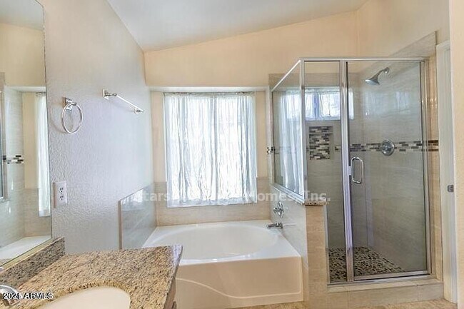 Building Photo - SPACIOUS SWEET HOME